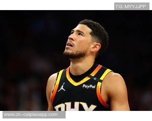 布克与中文布克合影互动投篮视频引发球迷热议 布克与中文布克合影互动投篮视频引发球迷热议