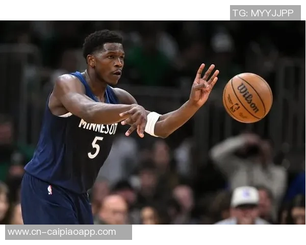 爱德华兹半场表现抢眼13投6中砍下并列最高16分助力球队奋勇争先 爱德华兹半场表现抢眼13投6中砍下并列最高16分助力球队奋勇争先