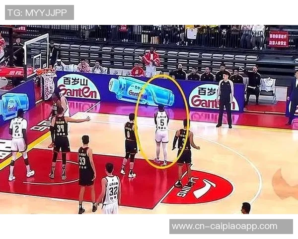 吾米提江巧妙运用马赛回旋发动反击却因踩脚犯规被裁判吹停引发争议 吾米提江巧妙运用马赛回旋发动反击却因踩脚犯规被裁判吹停引发争议